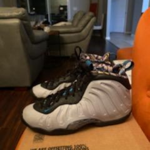 Sneakers - Picture 2 of 5